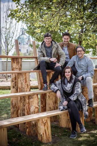 Vorschau Bild von Das Team hinter dem Verein Karls Garten: 1. Reihe
v.l.n.r.: Raumplanerin DI Simone Rongitsch (Projektleitung),
Initiator Andreas Wiesmüller (Vereinsobmann); 2. Reihe v.l.n.r.:
Alexander Schindler (Kommunikation), Sebastian Zeddel
(Projektleitung)