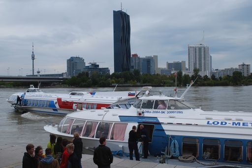 Vorschau Bild von Tragflügelboote des Typs Meteor ("Bratislava" und "Myjava") vor
der Skyline der Donaucity