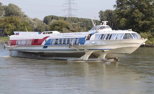 Vorschau Bild von Das Tragflügelboot in Hochgeschwindigkeitsfahrt auf der Donau