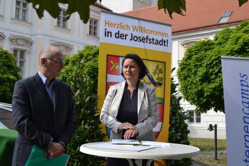 Vorschau Bild von v.l.n.r. Wallner Christian, Obmann Verein
sternencamps mit Bezirksvorsteherin Mag.a Veronika Mickel