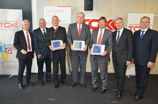 Auszeichnung für betriebliche Gesundheitsförderung:
(Im Bild v.l.n.r.): Dr. Arno Melitopulos, Werner Salzburger,
Egger-Werksleiter Albert Perktold, Regionalmanager der Region West
Mag. Walter Oberacher, Vorstandssprecher der RLB Hannes Schmid,
Gesundheitsminister Alois Stöger und Dr. Klaus Ropin, Leiter Fonds
Gesundes Österreich.