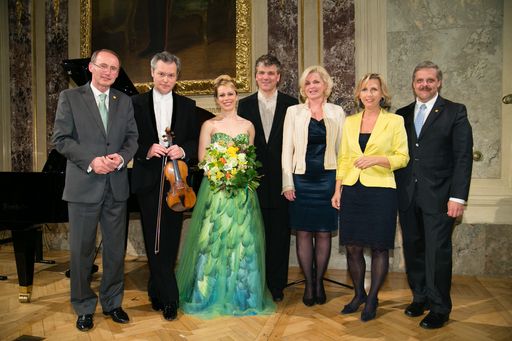 Tolle künstlerische Performances gab es beim
Festabend 2014 des Wiener Hilfswerks. Daniela Fally, Vadim Repin und
Matthias Fletzberger gestalteten den beeindruckenden Sound. Der
Erlös ermöglicht Menschen mit Behinderung und sozial Benachteiligten
Erholungsaufenthalte im Sonnengarten Schreibersdorf im
Südburgenland.
