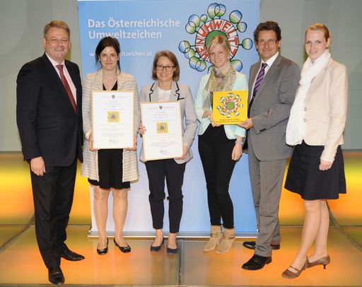 Im Bild vlnr: Andrä Rupprechter (Bundesminister
BMLFUW), Susanne Baumann-Söllner (Vorständin IAKW-AG), Ingrid Weigl
(Stv. Bereichsleitung Green Meeting & VIC IAKW-AG), Sabine Weiß
(Marketing & Kommunikation IAKW-AG), Manfred Wehner (Bereichsleitung
Facility Management VIC), Nicole Krebs (Stv. Bereichsleitung
Marketing & Kommunikation).