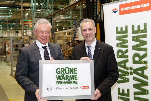 Im Bild v.l.n.r.: Mag. Robert Grüneis (Geschäftsführer Wien Energie), DI
Michael Lewald (Generaldirektor Opel Wien)