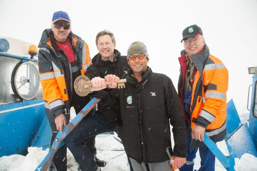Vorschau Bild von Durchstich bei der Schneeräumung der
Großglockner Hochalpenstraße beim Hochtor (2.504 m) - Fräsenfahrer
aus Heiligenblut Anton BERNHARDT, GD Johannes Hörl, Leiter der
Schneeräumung Peter Embacher und Josef Lechner Fräsenfahrer aus
Fusch