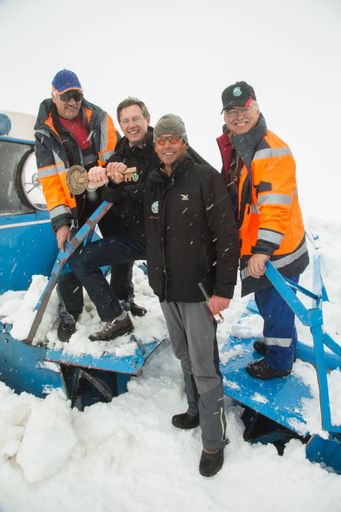 Vorschau Bild von Durchstich bei der Schneeräumung der
Großglockner Hochalpenstraße beim Hochtor (2.504 m) - Fräsenfahrer
aus Heiligenblut Anton BERNHARDT, GD Johannes Hörl, Leiter der
Schneeräumung Peter Embacher und Josef Lechner Fräsenfahrer aus
Fusch