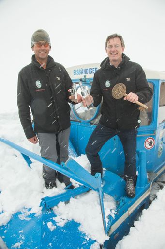 Vorschau Bild von Durchstich bei der Schneeräumung der
Großglockner Hochalpenstraße beim Hochtor (2.504 m) - GD Johannes
Hörl und der Leiter der Schneeräumung Peter Embacher