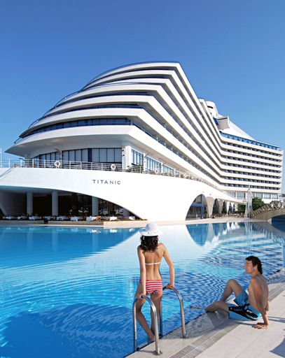 Das Hotel Titanic Beach Lara, architektonisch
dem gesunkenen Luxuskreuzfahrtschiff nachempfunden, wird im Rahmen
der con.os Trend Tour besucht