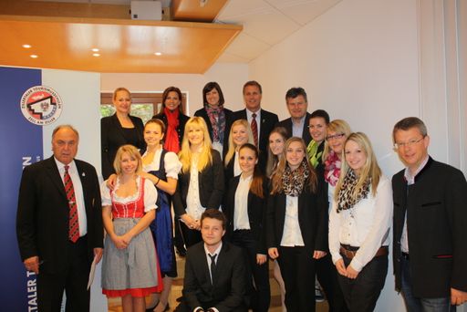  Jury und Siegerteams der beiden Maturaklassen 5
HLTa und 5 HLTb: v.l.n.r.: Hofrat Mag. Alfred Müller, Direktor
Zillertaler Tourismusschulen; Jutta Scalet, APA-OTS Tourismuspresse,
Produktmanager (Jurorin); Antonia Lechner, 5 HLTb, 3.Preis; Lisa
Stromberger, 5 HLTb, 3.Preis; Theresa Burkia-Egger, Sporthotel
Theresa, Zell am Ziller (Jurorin); Theresia Nocker, 5 HLTa, 3.Preis;
MMag. Dr. Anita Zehrer, stv. Leiterin des MCI Tourismus, Innsbruck
(Jurorin); Philipp Brandstätter, 5 HLTa, 2.Preis; Christina
Lamprecht, 5 HLTa, 1.Preis; Carolin Kröll, 5 HLTa, 3.Preis; Martin
Ebster, Direktor Tourismusverband St. Anton am Arlberg (Juror);
Madeleine Klinger, 5 HLTa, 1.Preis; Janine Pfaller, 5 HLTb, 2.Preis;
Martin Tschoner, GF Achensee Tourismus (Juror); Theresa Wildauer, 5
HLTb, 1.Preis; Anna-Maria Kluckner, 5 HLTb, 1.Preis; Maria-Jaqueline
Gwiggner, 5 HLTb, 2.Preis; Robert Pramstrahler, Bürgermeister Zell
am Ziller