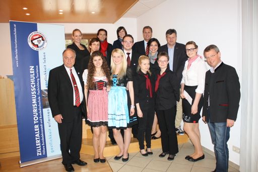 Vorschau Bild von Jury und Siegerteams der beiden Maturaklassen
des Aufbaulehrgangs 3 ALa und 3 ALb: v.l.n.r.: Hofrat Mag. Alfred
Müller, Direktor Zillertaler Tourismusschulen; Jutta Scalet, APA-OTS
Tourismuspresse, Produktmanager (Jurorin); Lisa Gwiggner, 3 ALb,
2.Preis; Theresa Burkia-Egger, Sporthotel Theresa, Zell am Ziller
(Jurorin); Sabrina Jäger, 3 ALb, 2.Preis; MMag. Dr. Anita Zehrer,
stv. Leiterin des MCI Tourismus, Innsbruck (Jurorin); Maximilian
Muigg, 3 ALa, 1.Preis; Jaqueline Kirchner, 3 ALa, 2.Preis; Martin
Ebster, Direktor Tourismusverband St. Anton am Arlberg (Juror);
Stephanie Gruber-Waltl, 3 ALb, 1.Preis; Julia Brodschneider, 3 Ala,
2.Preis; Martin Tschoner, GF Achensee Tourismus (Juror); Julia
Fankhauser, 3 ALb, 1.Preis; Robert Pramstrahler, Bürgermeister Zell
am Ziller