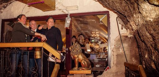  v.l. Jürgen Bodenseer, Stollen-Chef Richard
Hirschhuber und Peter Trost bei der Taufe der weltgrößten
Gin-Gallery der Welt".