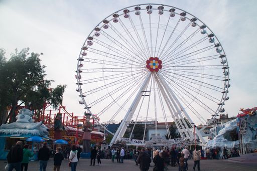  Der Calafatiplatz mit dem beeindruckenden
Blumenrad war den ganzen Tag Zentrum des bunten Treibens im Wiener
Prater