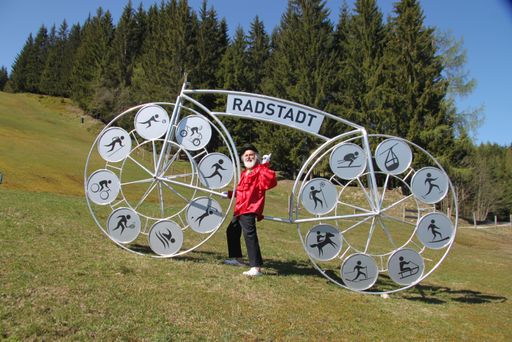 Speziell für die Radstädter Ausstellung wurde
von Dieter Senft, einem Velodesigner aus Storkow bei Berlin, auch
ein eigenes Radstadt-Rad konstruiert.