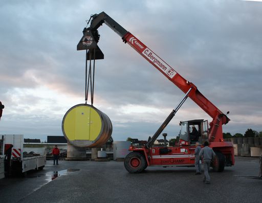  Erstmals kommen in der Gemeinde Ottensheim in OÖ
zwei "sanitubes" zum Einsatz: großformatige, in Sanitäranlagen
verwandelte Betonrohre, die als Toilette und Dusche genützt werden
können. Im Bild: sanitube wird verladen