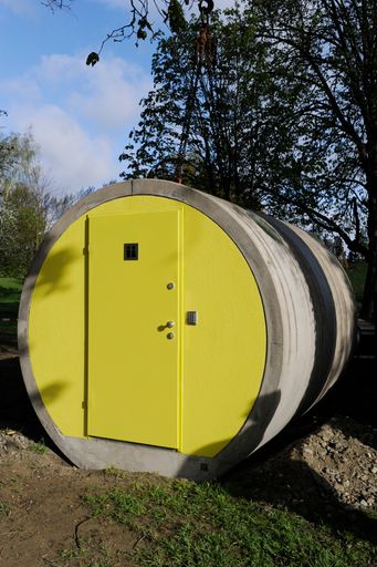 Vorschau Bild von Erstmals kommen in der Gemeinde Ottensheim in OÖ
zwei "sanitubes" zum Einsatz: großformatige, in Sanitäranlagen
verwandelte Betonrohre, die als Toilette und Dusche genützt werden
können. Im Bild: sanitube wird versetzt