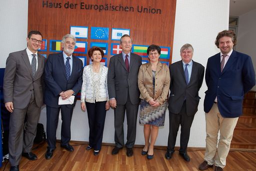 http://www.apa-fotoservice.at/galerie/5365 Richard
Kühnel, Vertreter der EU-Kommission in Österreich, Maestro Plácido
Domingo, Präsident von Europa Nostra, Androulla Vassiliou,
EU-Kommissarin für Bildung, Kultur, Mehrsprachigkeit und Jugend,
Alexander Fürst zu Sayn-Wittgenstein-Sayn, Vizepräsident von Europa
Nostra, Sneska Quaedvlieg-Mihailovic, Generalsekretärin von Europa
Nostra, Denis de Kergorlay, Geschäftsführender Präsident von Europa
Nostra, Alexander Kottulinsky, Österreichischer Burgenverein
(Mitorganisator des Europäuschen Kulturerbekongresses 2014)