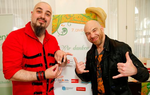 Vorschau Bild von Georgy von RUSSKAJA und Roman Gregory üben schon
für den Ball und bringen uns die Message: "Tanzen! Jetzt!"
