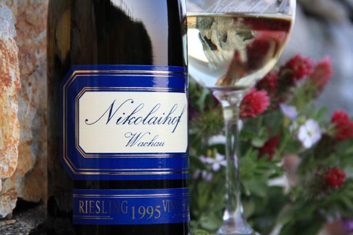 1995 Nikolaihof Vinothek Riesling erhält als
erster Wein Österreichs die Höchstnote von 100 Punkten in Robert
Parker's "The Wine Advocate", einem der international angesehensten
Weinbewertungen.