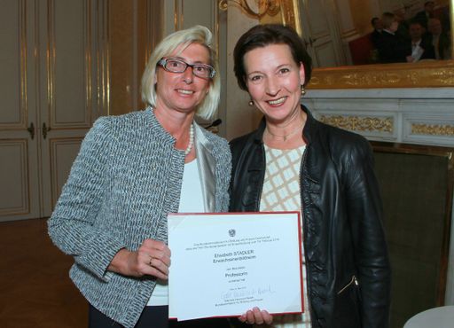  Prof. Elisabeth Stadler, Vorstandsvorsitzende ERGO
Austria International AG mit Bundesministerin Gabriele
Heinisch-Hosek bei der Urkundenverleihung