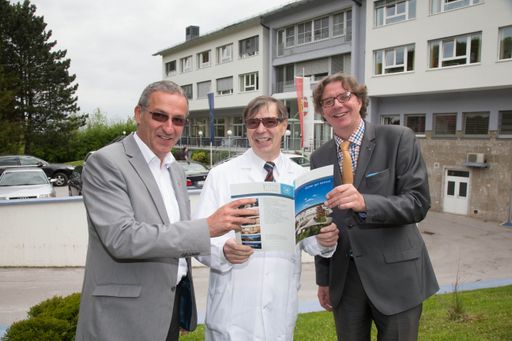 Vorschau Bild von Die EMCO Privatklinik bleibt weiterhin am Standort
Dürrnberg. Im Bild: v.l. Bürgermeister Gerhard Anzengruber, Hallein,
Dr. Egon Alzner, Ärztlicher Leiter EMCO Privatklinik, Mag. Thomas
Kreuz, Geschäftsführer EMCO Privatklinik