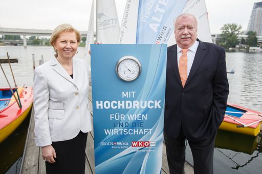 Wirtschaftskammer Wien-Präsidentin Brigitte Jank
und Bürgermeister Michael Häupl eröffnen die Sommersaison an der
Alten Donau.