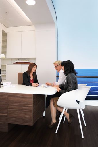 Vorschau Bild von Die Beratung wird multimedial durch Flatscreens
unterstützt, der Berater kann sich ohne störende Barriere direkt dem
Kunden zuwenden