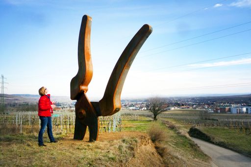  "Arbeitsplatz Weingarten". Die
"Riesen-Rebschere" des Star Winzers Fred Loimer am
Weinweg-Langenlois erzählt von der Wichtigkeit des Rebschnitts und
seiner akkuraten Arbeit der Winzer im Rebberg. Die Schweizer Agentur
Erlebnisplan GmbH zeichnete für Idee, Konzeption und Realisierung
verantwortlich.