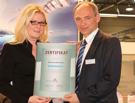  Mag. Monica Rintersbacher, Gsf. Leitbetriebe
Austria, übergibt die Auszeichnung an Johann Werl, Geschäftsführer
von Boehlerit Kapfenberg.