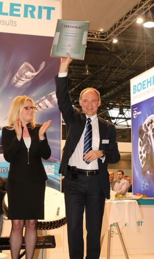 Vorschau Bild von Mag. Monica Rintersbacher, Gsf. Leitbetriebe
Austria, übergibt die Auszeichnung an Johann Werl, Geschäftsführer
von Boehlerit Kapfenberg.