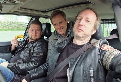 Wer ist der König von "GRIP - Das Motormagazin"?
Natürlich möchte jeder der drei Moderatoren die Krone haben, doch
dafür müssen Det (li.), Matthias und Helge (re.) mehrere Challenges
bestehen und ab der ersten Minute Vollgas geben.