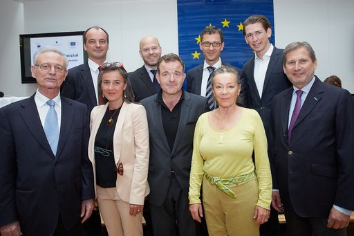 http://www.apa-fotoservice.at/galerie/5381
EU-Parlamentspräsident i.R. Klaus Hänsch, Leiter des
Informationsbüros des Europäischen Parlamentes in Österreich Georg
Pfeifer; Mercedes Echerer; Geschäftsführer der Österreichischen
Gesellschaft für Europapolitik Paul Schmidt; Cornelius Obonya,
Schauspieler; Leiter der Vertretung der EU-Kommission in Österreich
Richard Kühnel; Krista Stadler, Schauspielerin; Bundesminister für
Europa, Integration und Äußeres Sebastian Kurz; EU-Kommissar für
Regionalpolitik Johannes Hahn.