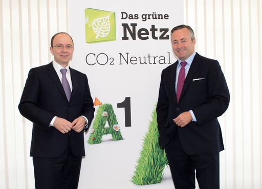  http://www.apa-fotoservice.at/galerie/5380 Im Bild
(v.l.n.r.): Alexander Sperl (A1 Vorstand Marketing, Vertrieb und
Service) und Hannes Ametsreiter (Generaldirektor A1 und Telekom
Austria Group).