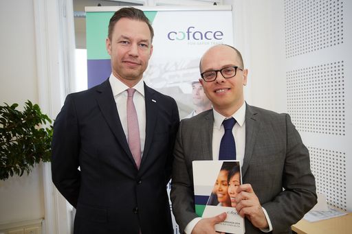  http://www.apa-fotoservice.at/galerie/5281 Im Bild
v.l.n.r.: Christian Berger, Coface Country Manager Austria und Yves
Zlotowski, Chief Economist Coface Group