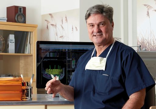  Implantatspezialist Zahnarzt Dr. Peter Marada