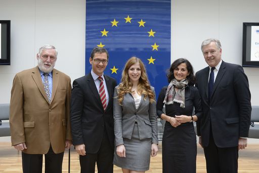  http://www.apa-fotoservice.at/galerie/5386 Im Bild
v.l.n.r.: Franz Fischler, Präsident Forum Alpbach; Richard Kühnel,
Kommissionsvertreter in Österreich; Anika Nussgraber, Studentin,
Teilnehmerin der Jänner-VA; Artemis Vakianis, Sprecherin, Alpbach in
Motion - The Alpbach Summit of Emerging Leaders; Botschafter Martin
Eichtinger, BMEIA
