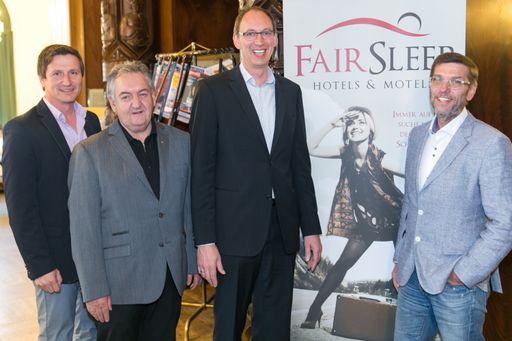  http://www.apa-fotoservice.at/galerie/5350/ Fast
unbemerkt hat sich die österreichische Marken-Kooperation FAIR SLEEP
in 4 Jahren anzahlmäßig zur Nummer 1 der Low Budget-Motels in
Österreich katapultiert. Die drei Marken-Eigentümer Andreas Weber,
Gerald Wurz und Franz Schrenk beginnen nun auch in Deutschland Fuß
zu fassen und streben bereits für 2020 fünfzig Standorte an.