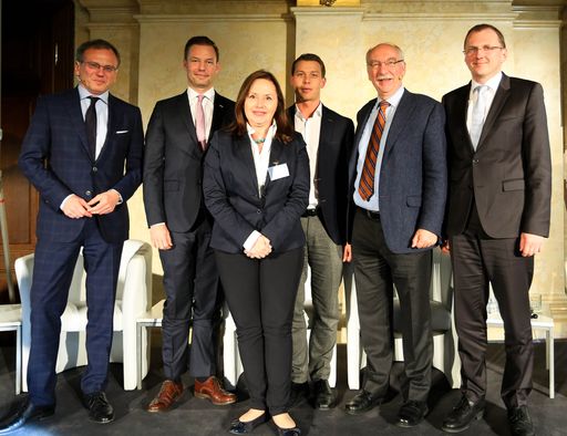 Top-Experten im Rahmen der 12. Coface Country Risk
Conference. Im Bild v.l.n.r.: Moderator Armin Wolf, Christian Berger
(Coface), Katarzyna Kompowska (Coface), Martin Darbo (Darbo), Gerd
Gigerenzer (Max-Planck-Institut für Bildungsforschung), Gerald Mayer
(AMAG)