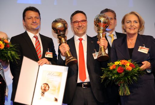 Vorschau Bild von BR Mag. Klaus Fürlinger, Land OÖ (i.V. LH Dr. Josef
Pühringer); Gesamtsieger 2014: Christof Kastner (KASTNER
GroßhandelsgesmbH); Gen.-Sekr. Mag. Anna-Maria Hochhauser
(Wirtschaftskammer Österreich)