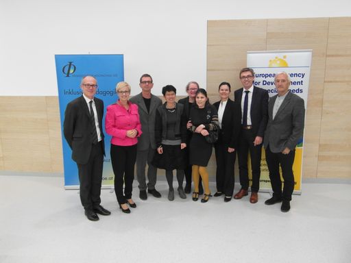 Im Bild v.l.n.r.: R. Teutsch (BMBF), D. Hummer
(Land OÖ), E. Feyerer, K. Soukup-Altrichter (PH OÖ), A. Watkins, D.
Raditsch (BMBF), U. Greiner, J. Oberneder, F. Bauer (alle PH OÖ)