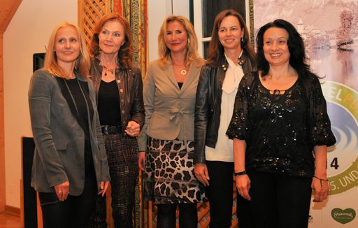 Über die Wandlungsfähigkeit von Politik und
Wirtschaft diskutierten beim ersten Medien.Mittelpunkt in
Altaussee(v.l.): Eveline Steinberger-Kern, Beate Winkler, Susanne
Glass, Sophie Karmasin und Sabine 'Sassy' Holzinger.