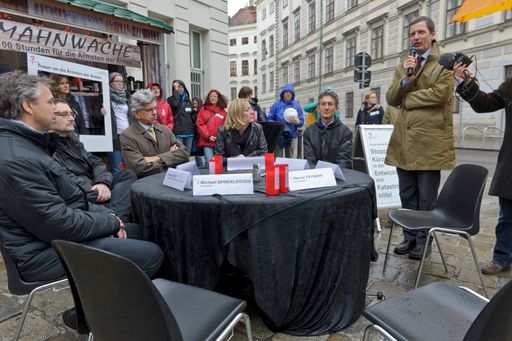 Wien, Österreich - 16 Mai 2014: "Runder Tisch" am
Ballhausplatz - ohne Bundesregierung. Mit der Aktion rufen die
Propnenten der Kampagne "mir wurscht?" dazu auf, geplante Kürzungen
bei Entwicklungshilfe abzuwenden.