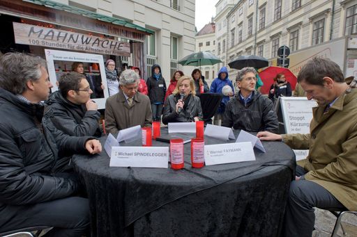 Vorschau Bild von Wien, Österreich - 16 Mai 2014: "Runder Tisch" am
Ballhausplatz - ohne Bundesregierung. Mit der Aktion rufen die
Propnenten der Kampagne "mir wurscht?" dazu auf, geplante Kürzungen
bei Entwicklungshilfe abzuwenden.