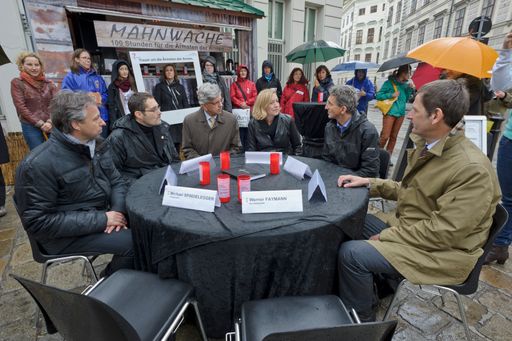 Vorschau Bild von Wien, Österreich - 16 Mai 2014: "Runder Tisch" am
Ballhausplatz - ohne Bundesregierung. Mit der Aktion rufen die
Propnenten der Kampagne "mir wurscht?" dazu auf, geplante Kürzungen
bei Entwicklungshilfe abzuwenden.