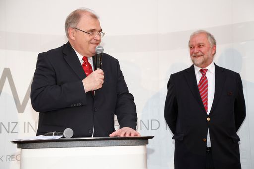 http://www.apa-fotoservice.at/galerie/5352 Im Bild
v.l.n.r.: Univ.-Prof. Dr. Wolfgang Brandstetter (Justizminister), RA
Dr. Georg Karasek (Partner, KWR)