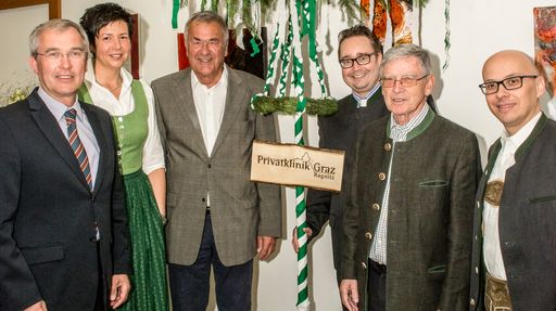 Beim "Indoor-Maibaum" des Ersten Maifestes in der
Privatklinik Graz Ragnitz: (v. l. n. r): Prim. Dr. Michael
Hessinger, Ärztlicher Direktor; Friederike Günther, MSc,
Pflegedirektorin; Prim. a.D. Dr. Kurt Lorenzoni; Mag. Werner Fischl,
Geschäftsführer PremiQaMed Privatkliniken GmbH; Generaldirektor a.D.
KR Werner Reimelt; Mag. (FH) Johann Hartner, Verwaltungsdirektor.