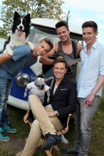 RTL Supertalent-Gewinner Lukas mit Hund Falco,
DSDS-Star Richi Schlögl und Moderator Flo vorne Tourorganisator und
Family Entertainer Robert Steiner mit Showratte Rolf Rüdiger