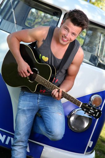 Vorschau Bild von DSDS-Star Richi Schlögl auf Tour mit dem NIVEA
Familienfest