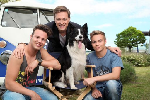 Vorschau Bild von v.l.n.r.: DSDS-Star Richi Schlögl, Moderator und
Tourorganisator Robert Steiner, RTL Supertalent-Gewinner Hund Falco
und Lukas
