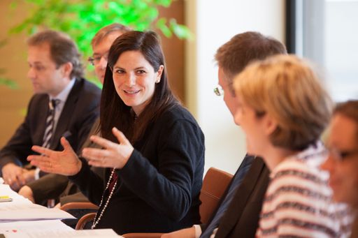Vorschau Bild von Pressekonferenz - Gesprächssituation Dr. Susanne
Baumann-Söllner