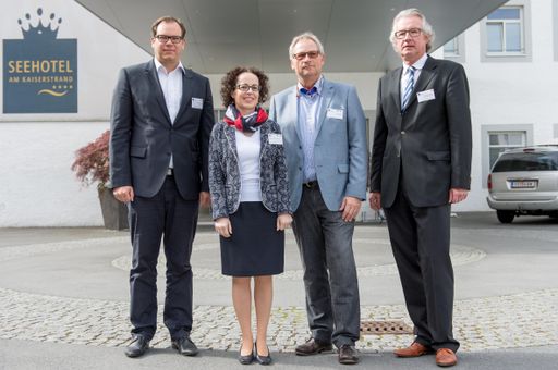  http://www.apa-fotoservice.at/galerie/5409/ Im Bild
v.l.n.r. Mag. Markus Raith, Geschäftsführer der Russmedia Verlag
GmbH, Christine Schwarz-Fuchs, Geschäftsführerin der Buchdruckerei
Lustenau GmbH., Gerald Watzal, KommR Ing. Eduard Fischer,
Geschäftsführer der Offsetdruckerei Schwarzach GmbH